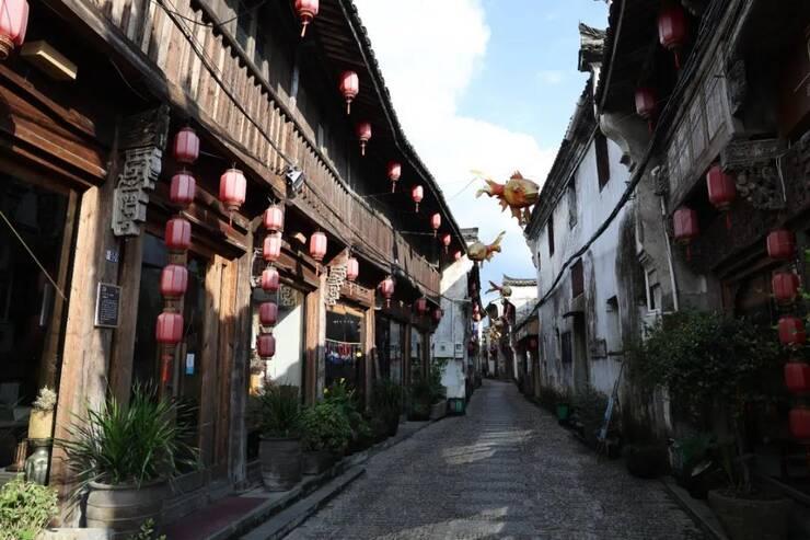 刘晓庆同框周海媚，妆容浮夸硬要扮嫩，自然老去不好吗？游戏画面